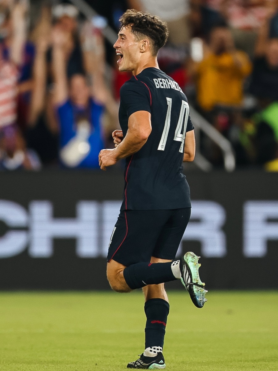 Sebastian Berhalter celebra con júbilo en el inicio de la electrizante remontada de Estados Unidos ante Chile