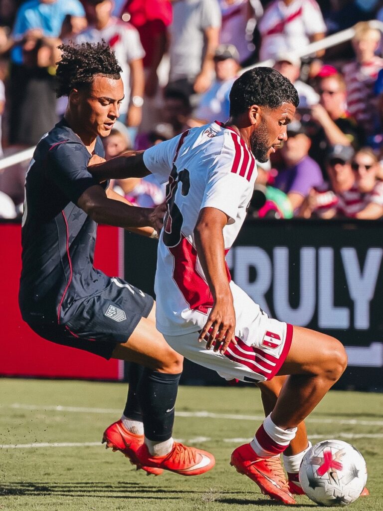 Tyler Adams y Wilder Cartagena disputan la posesión del esférico en el centro del campo