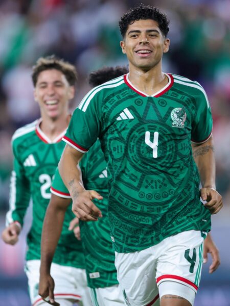 Víctor Guzmán sonríe celebrando el gol del empate de la Selección Mexicana frente a Perú