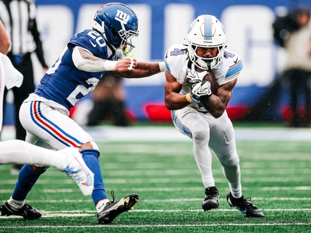 Wan'Dale Robinson avanza con el balón en mano durante la derrota de Tennessee Titans ante New York Giants
