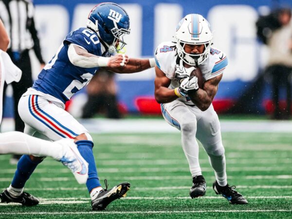 Wan'Dale Robinson avanza con el balón en mano durante la derrota de Tennessee Titans ante New York Giants