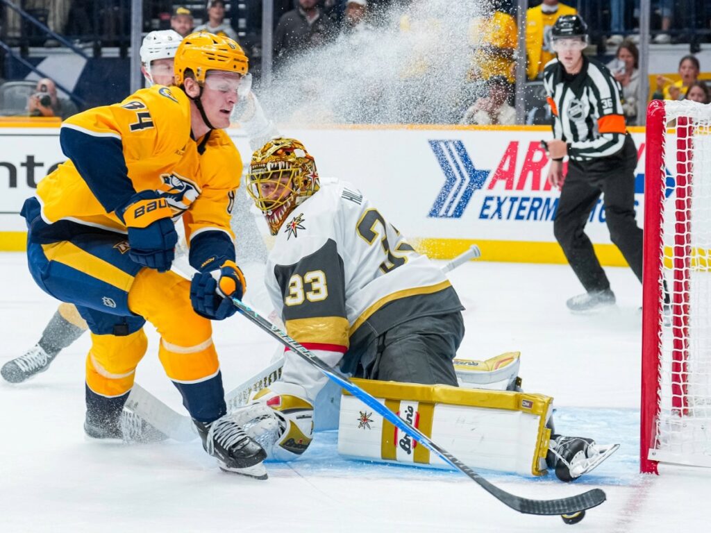Adam Edström busca el remate frente a la estirada de Adin Hill durante la derrota de Nashville Predators