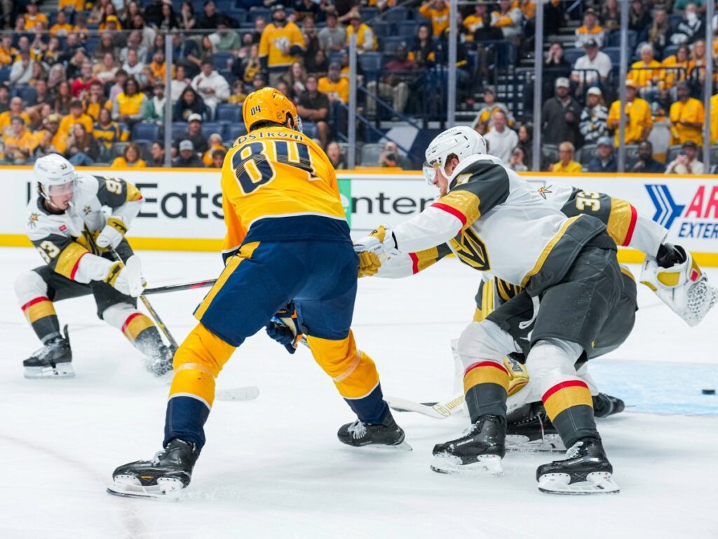 Adam Edström intenta abrirse paso entre la zaga rival en el transcurso de la derrota de Nashville Predators