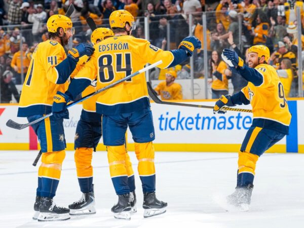 Adam Edström y Ryan O'Reilly celebran un gol en la dolorosa derrota de Nashville Predators ante Vegas Golden Knights