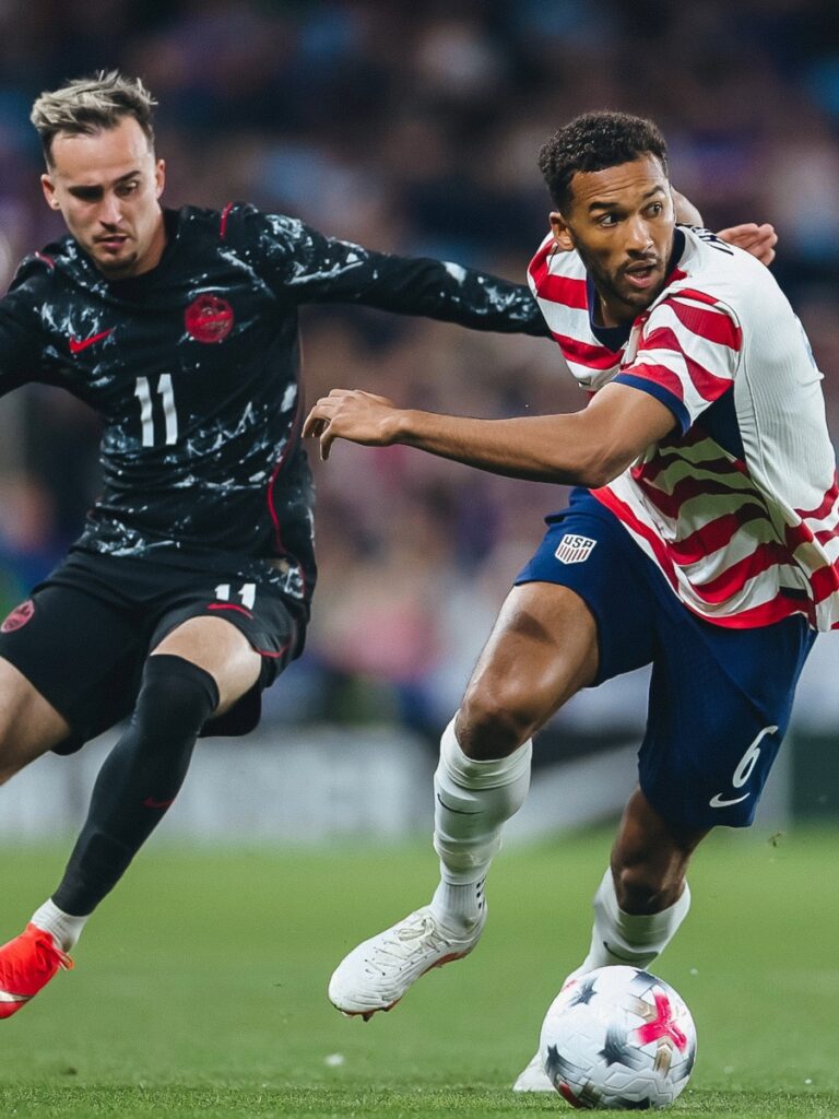 Alex Freeman elude la marca de Liam Millar en una acción clave para el triunfo de Estados Unidos