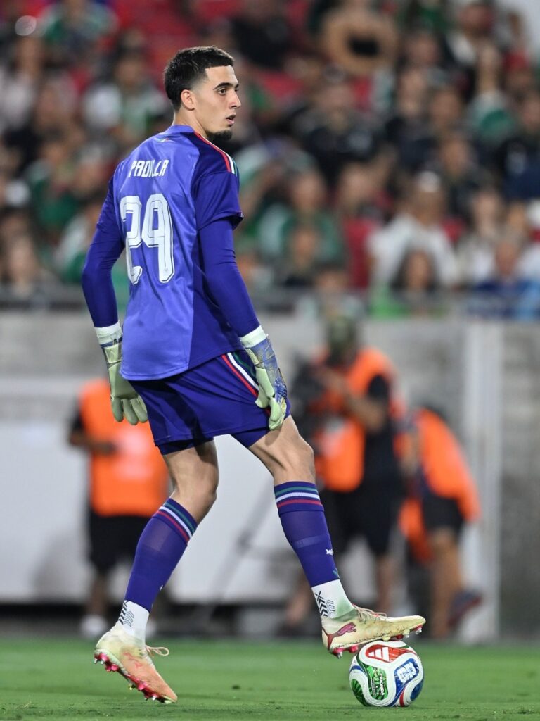 Álex Padilla controla el balón en la portería durante la dolorosa derrota de la Selección Mexicana ante Chile