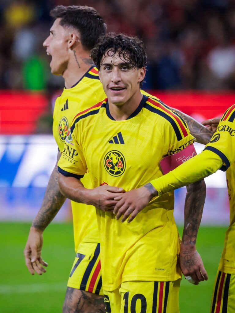 Álex Zendejas sonríe con el gafete de capitán tras anotar su golazo en Guadalajara