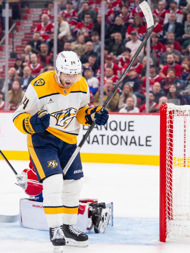 Alexander Kerfoot celebra con júbilo tras batir la cabaña rival en la vibrante remontada de Nashville Predators ante Montreal Canadiens