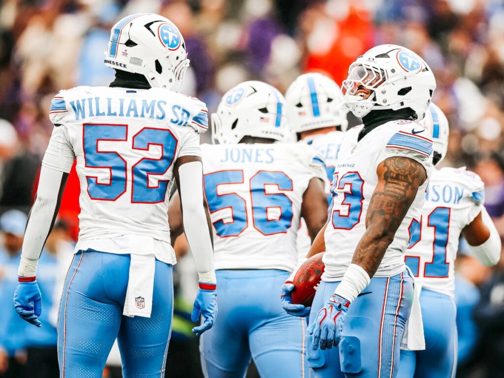 Anthony Hill Jr. y compañeros de la defensiva sostienen el ovoide tras una recuperación