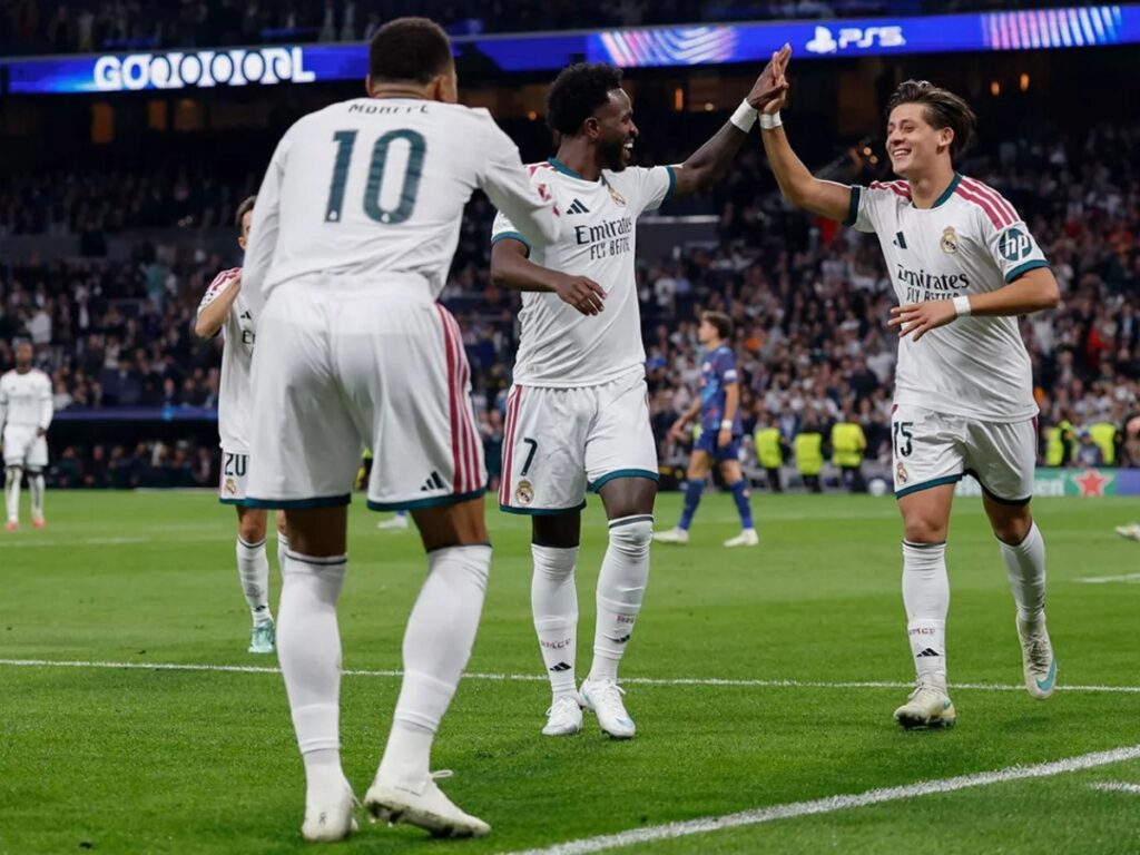 Arda Güler choca las manos con Vinícius Júnior en el triunfo del Real Madrid ante Leipzig