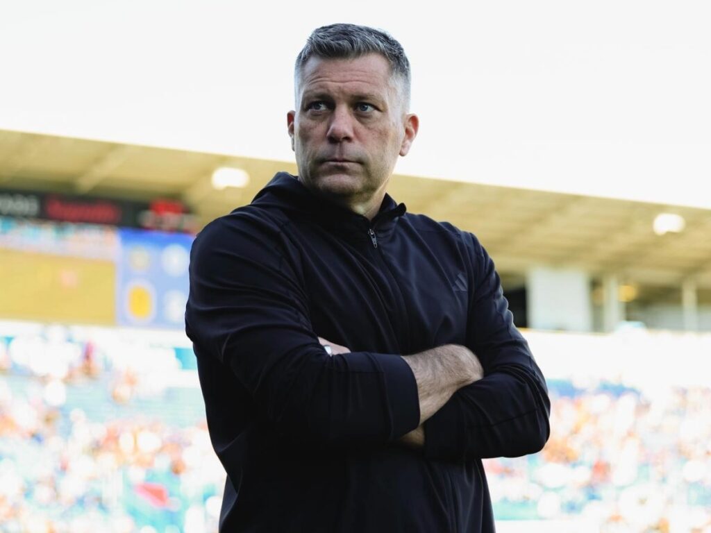 : B.J. Callaghan observa las acciones en la banda durante el triunfo de Nashville SC ante CF Montréal