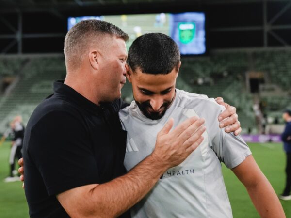 B.J. Callaghan abraza a Elias Saad previo al duelo donde Nashville SC recibe a Sporting Kansas City