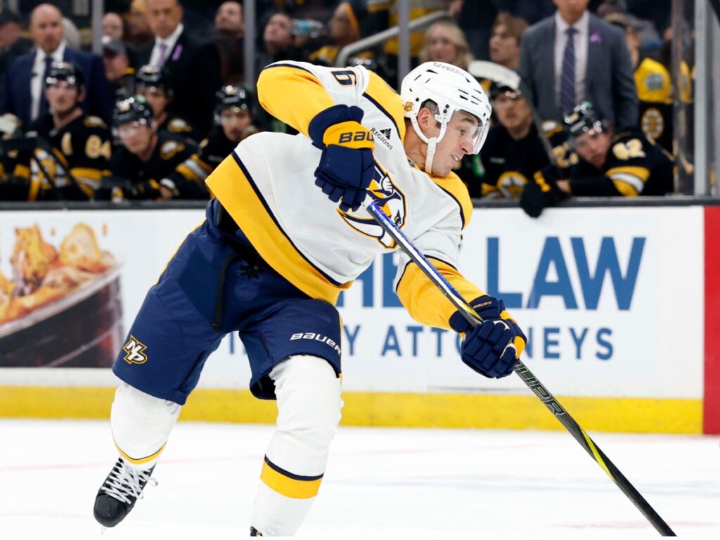 Brady Skjei impacta el puck con fuerza durante la derrota de Nashville Predators ante Bruins