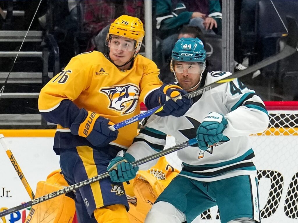 Brady Skjei disputa la posición frente a Luke Kunin en el marco de la caída de Nashville Predators ante Sharks