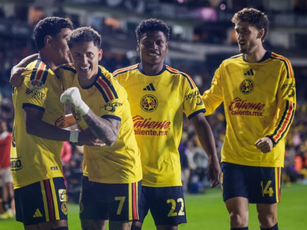 Brian Rodríguez celebra con Óscar Perea y compañeros en el vibrante triunfo del Club América ante León