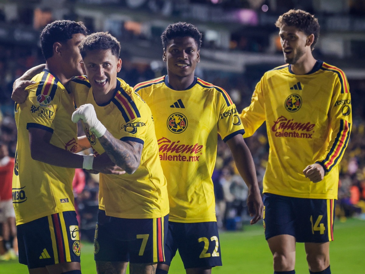 Brian Rodríguez celebra con Óscar Perea y compañeros en el vibrante triunfo del Club América ante León