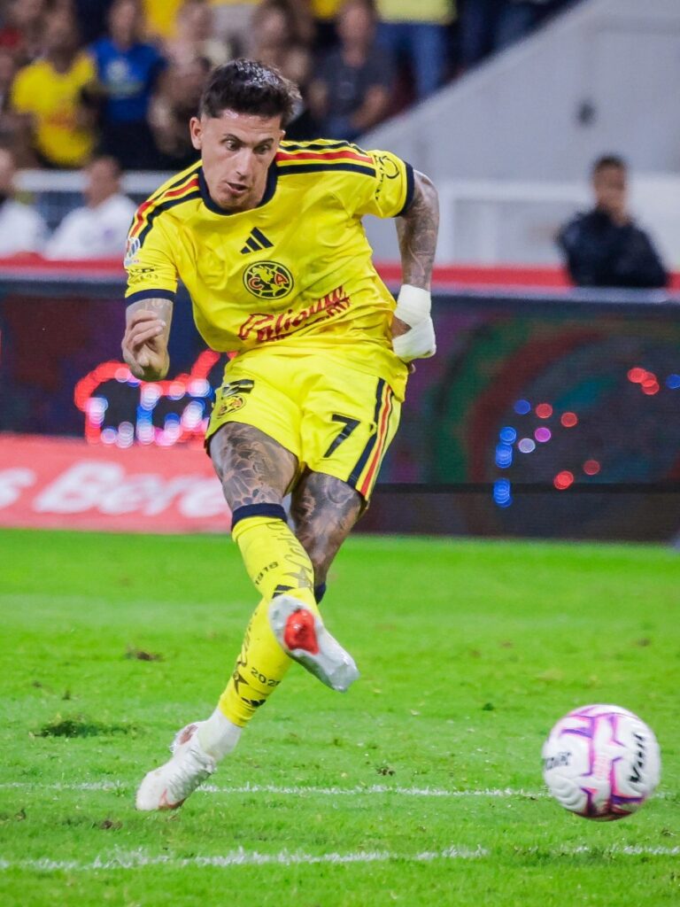 Brian Rodríguez impacta el balón con potencia en el desarrollo del triunfo del Club América ante Atlas