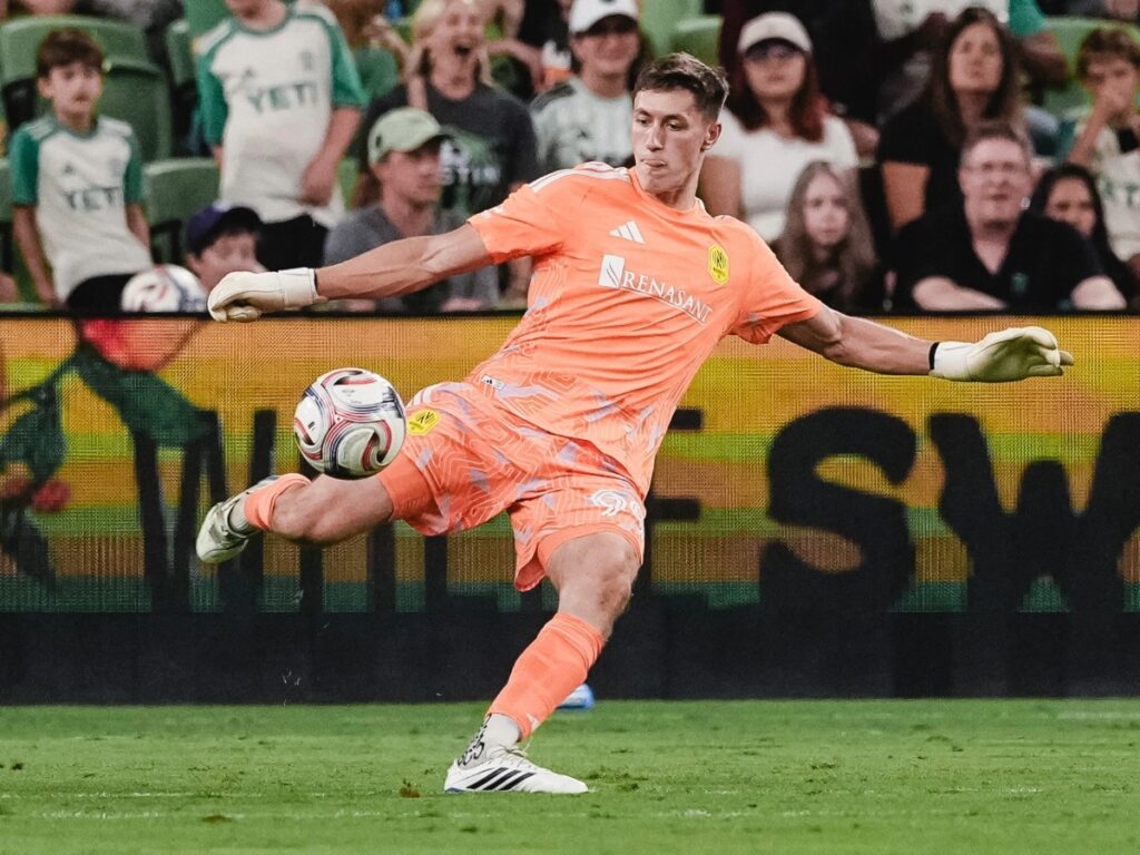 Brian Schwake despeja el balón desde su área con la indumentaria naranja de portero