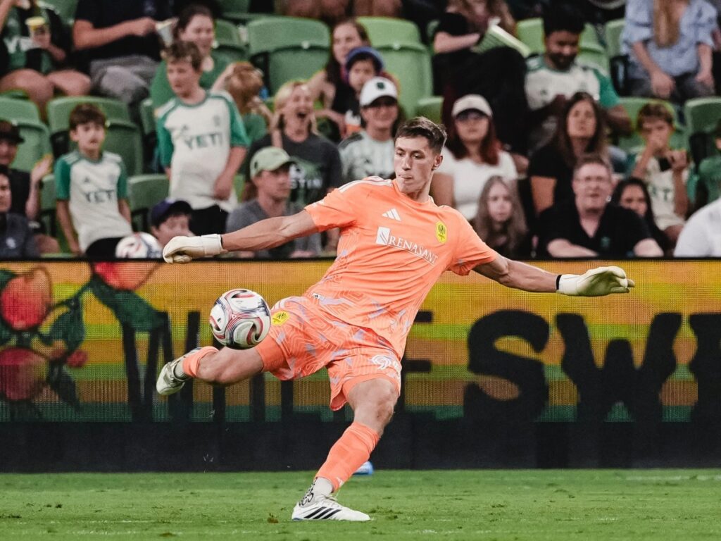 Brian Schwake despeja el balón desde su área con la indumentaria naranja de portero