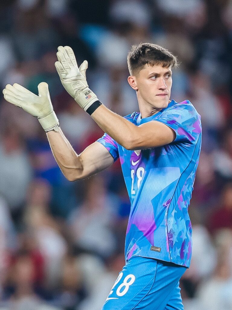 Brian Schwake aplaude a los aficionados tras mantener el cero en la portería