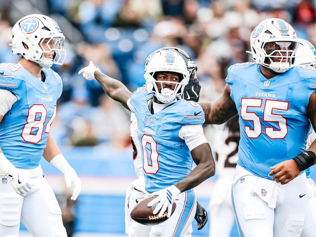 Calvin Ridley señala el primer down tras completar un avance importante en el Nissan Stadium