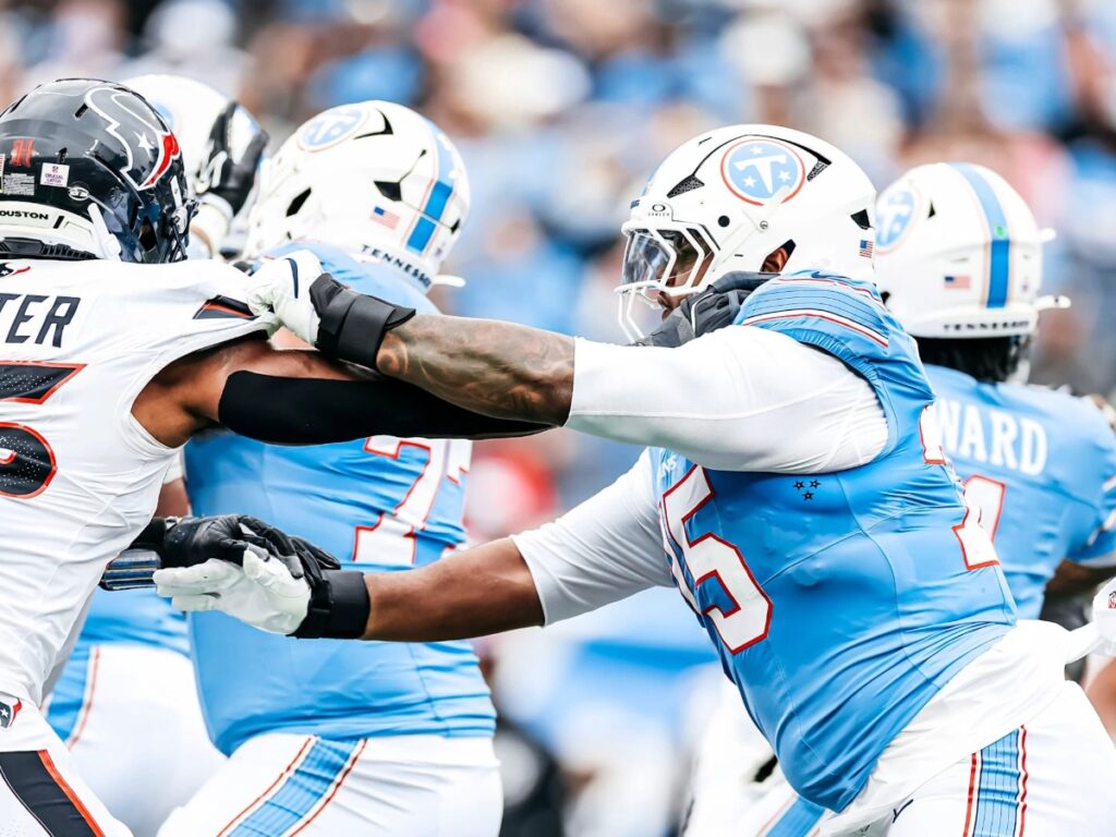 JC Latham bloquea la presión de la línea de Texans en la bolsa durante la caída de Tennessee Titans