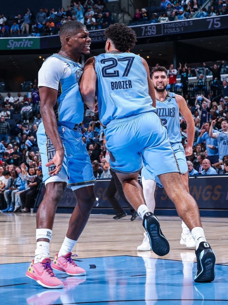 Cameron Boozer y Cedric Coward saltan festejando en el triunfo de Memphis Grizzlies ante Utah Jazz