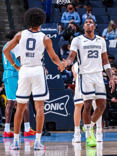 Cameron Boozer y Jaylen Wells chocan las manos en el categórico triunfo de Memphis Grizzlies ante Hornets