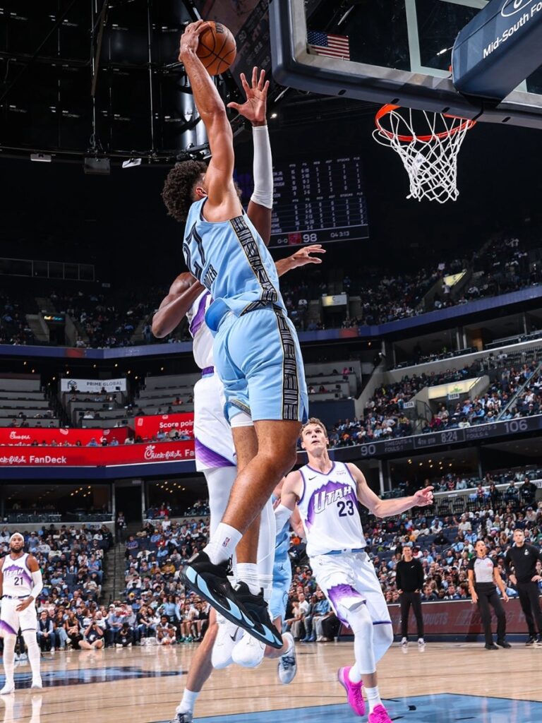 Cameron Boozer se eleva para clavar el balón sobre la marca defensiva en la pintura