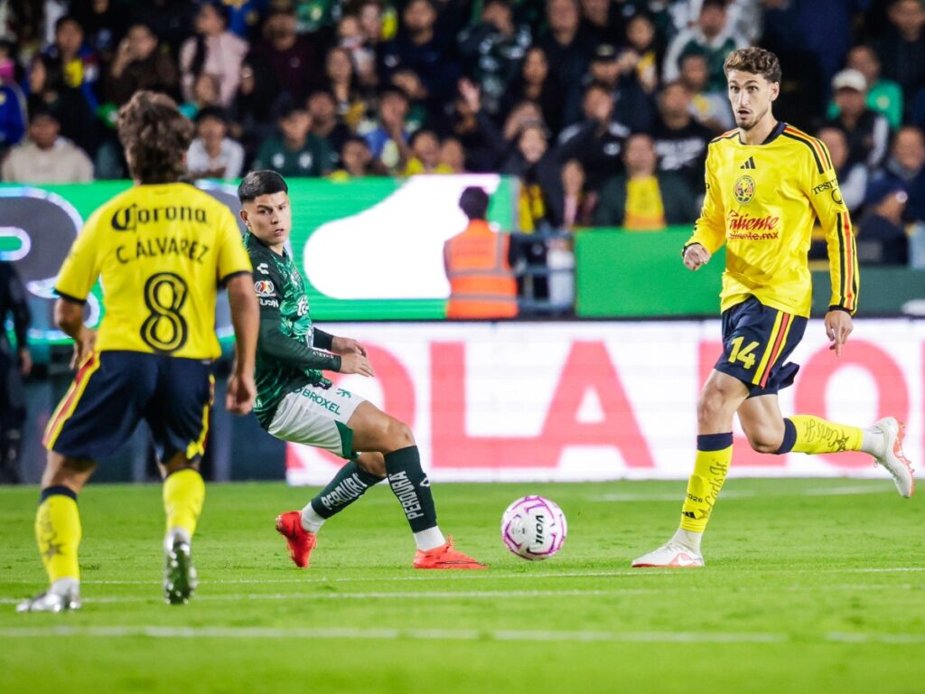Carlos Álvarez avanza con el balón en la victoria del Club América ante León