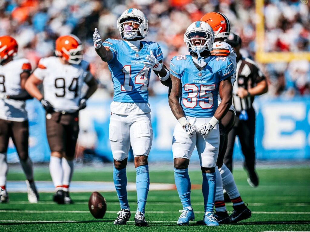 Carnell Tate festeja efusivo tras conseguir una ganancia aérea en la derrota de Tennessee Titans ante Browns