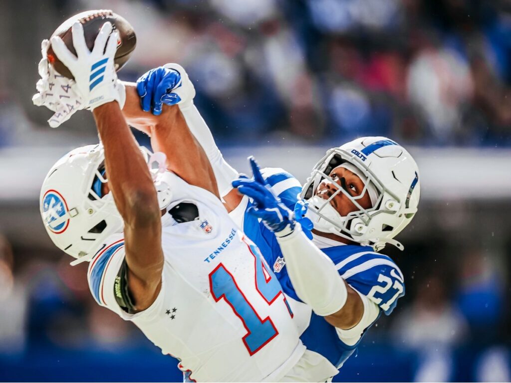 Carnell Tate atrapa el ovoide en las alturas en el emocionante triunfo de Tennessee Titans ante Colts