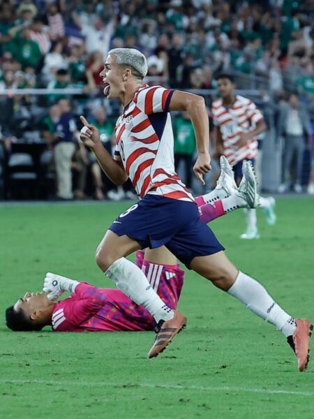 Cavan Sullivan festeja su gol de vaselina ante Raúl Rangel en la goleada de Estados Unidos sobre México