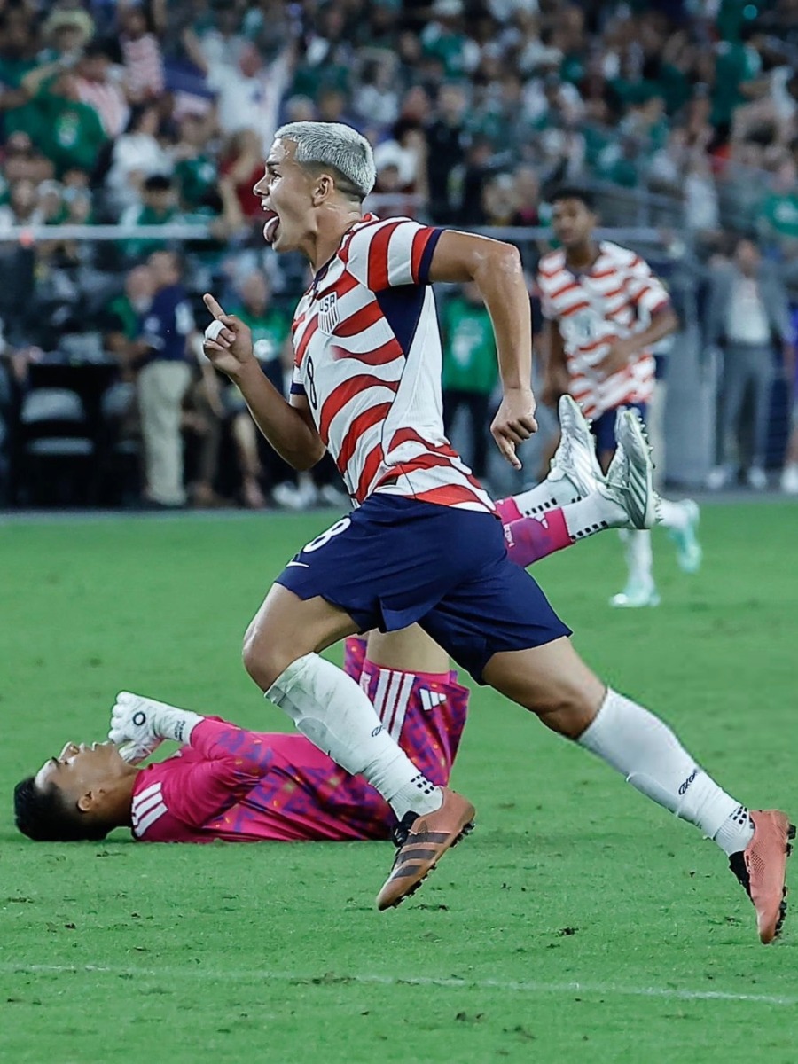 Cavan Sullivan festeja su gol de vaselina ante Raúl Rangel en la goleada de Estados Unidos sobre México