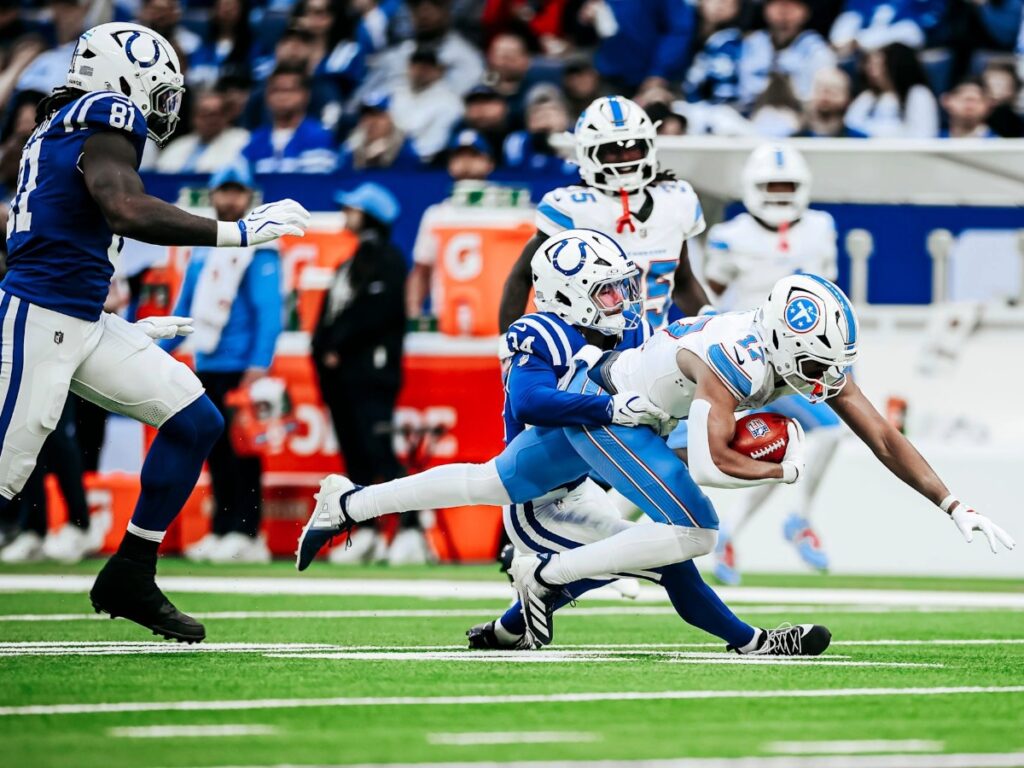 Chimere Dike asegura el ovoide sobre el emparrillado durante el triunfo de Tennessee Titans ante Colts
