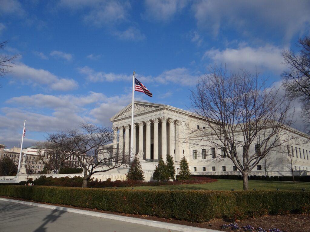 Fachada del edificio de la Corte Suprema de Estados Unidos en Washington D. C. donde se decidió bloquear el cierre administrativo de casos migratorios