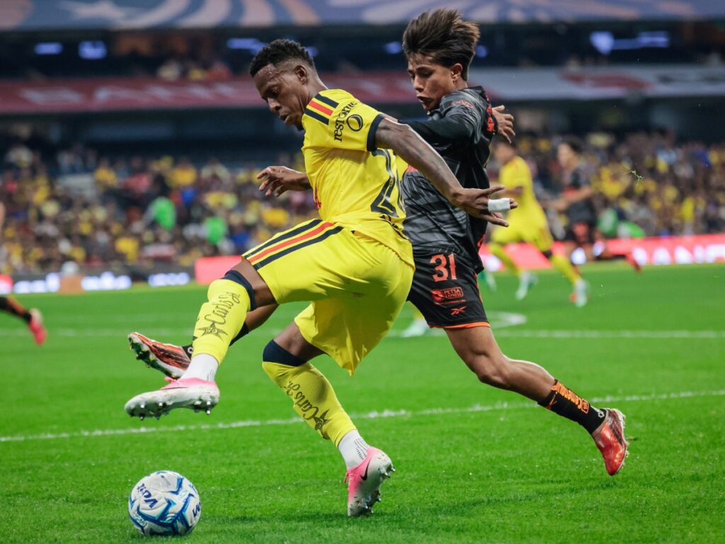 Cristian Borja disputa la pelota dividida frente a la marca de Tijuana
