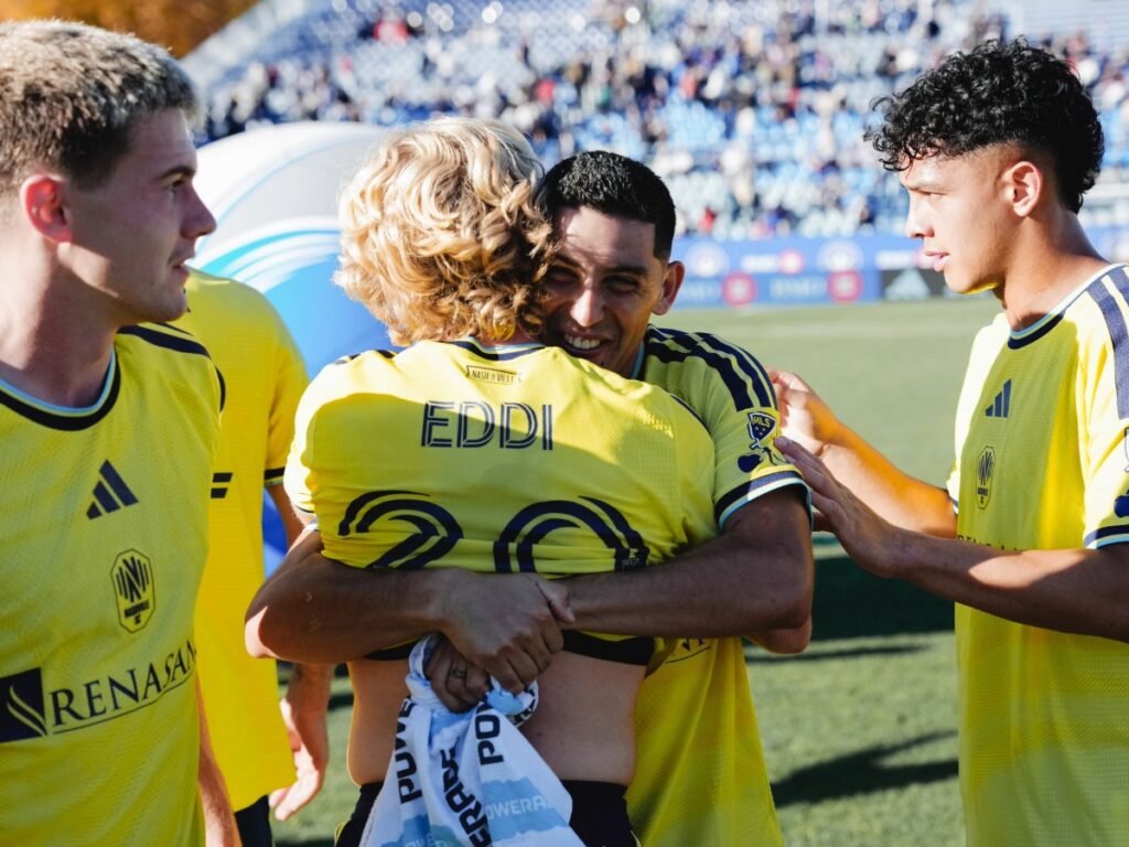 Cristian Espinoza abraza sonriente a Edvard Tagseth en el desarrollo del triunfo de Nashville SC ante CF Montréal