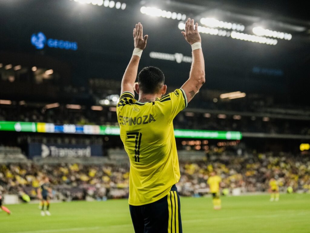 Cristian Espinoza aplaude a los aficionados tras sellar el empate de Nashville SC ante Philadelphia Union