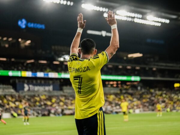 Cristian Espinoza aplaude a los aficionados tras sellar el empate de Nashville SC ante Philadelphia Union