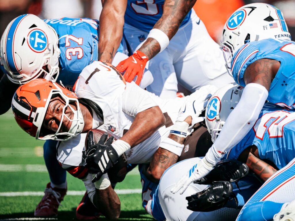 Bloque defensivo de Tennessee frena en seco el acarreo de los Browns