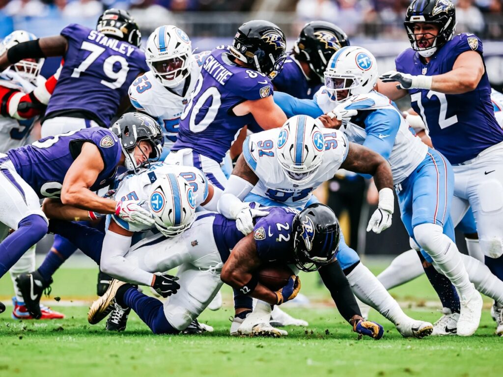 Muro defensivo detiene el acarreo de Derrick Henry en el desarrollo de la derrota de Tennessee Titans