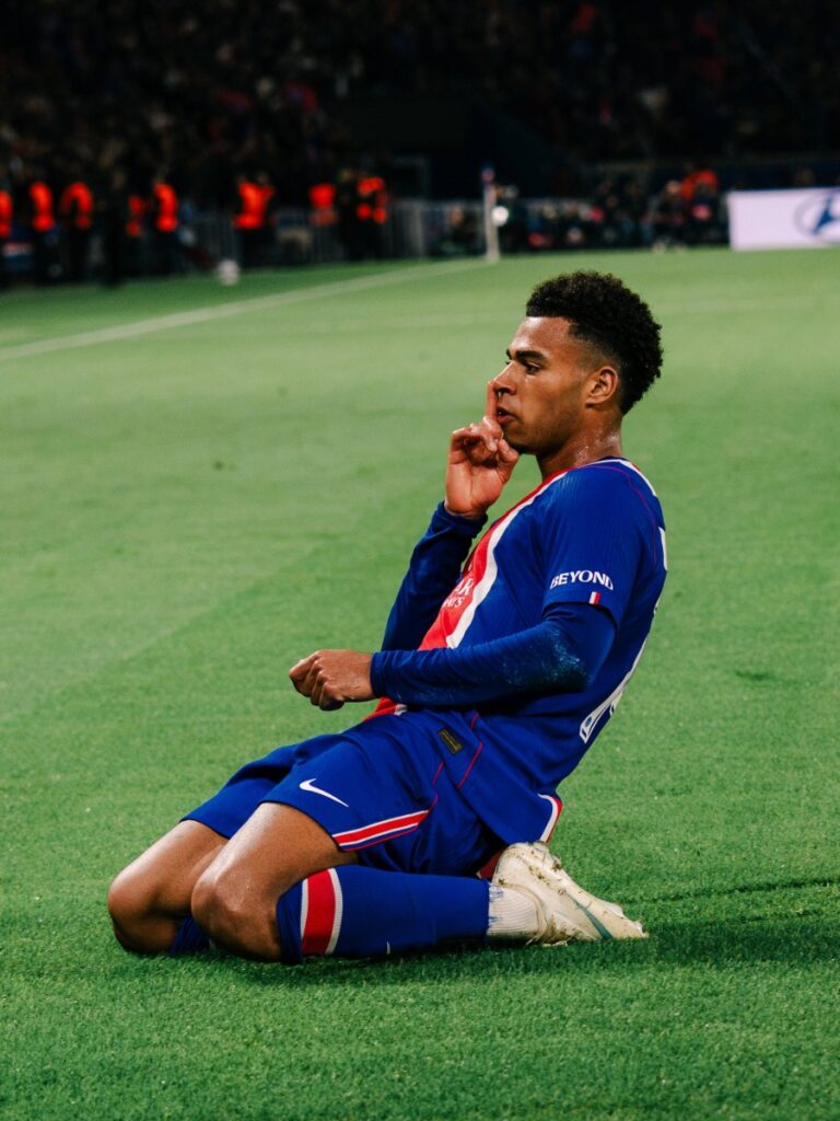 Désiré Doué pide silencio deslizándose de rodillas en el triunfo del Paris Saint-Germain ante Barcelona