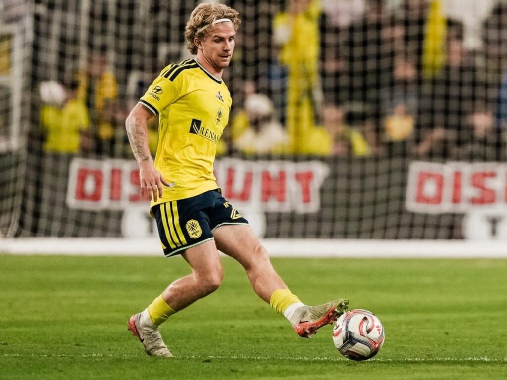 Edvard Tagseth conduce el esférico en la medular durante el empate de Nashville SC ante Philadelphia Union