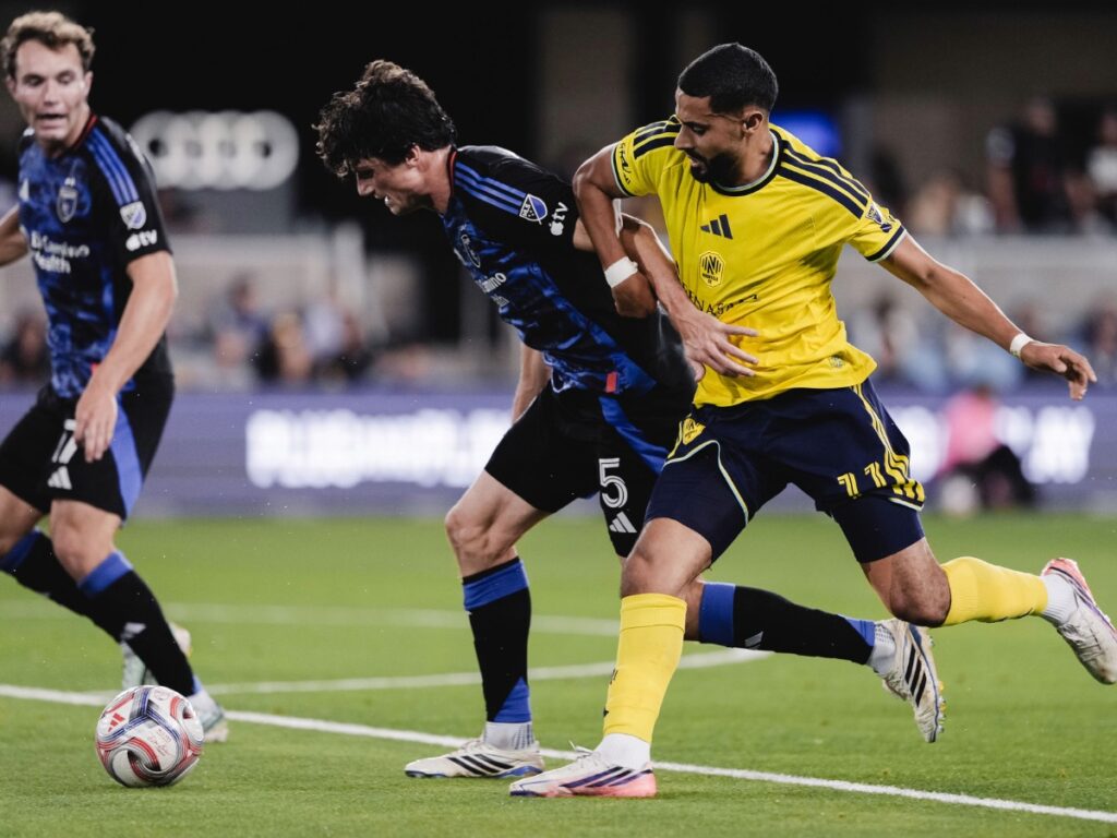 Elias Saad forcejea en la conducción del balón durante el empate de Nashville SC ante Earthquakes