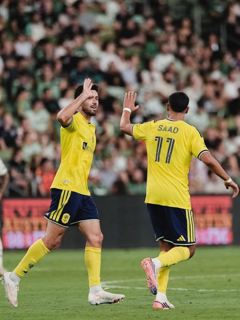 Elias Saad choca las manos con Patrick Yazbek en el desarrollo de la goleada de Nashville SC