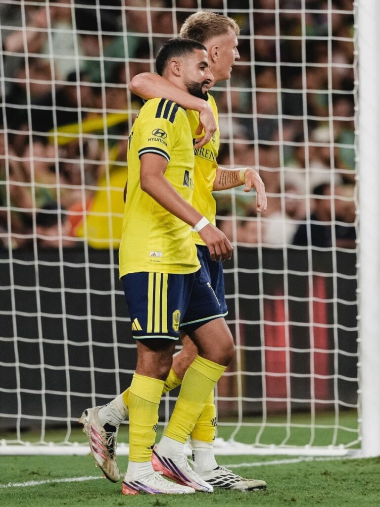 Sam Surridge abraza a Elias Saad en la celebración ofensiva de Nashville SC en Texas