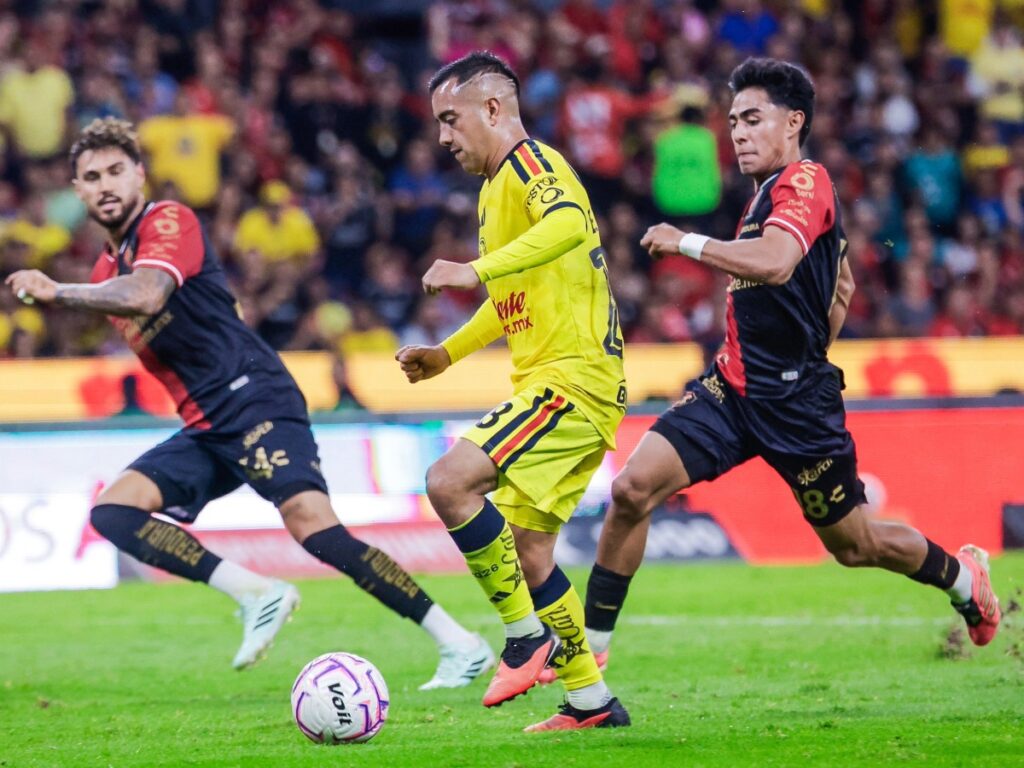 Érick Sánchez supera en velocidad la marca de dos futbolistas de Atlas en el mediocampo
