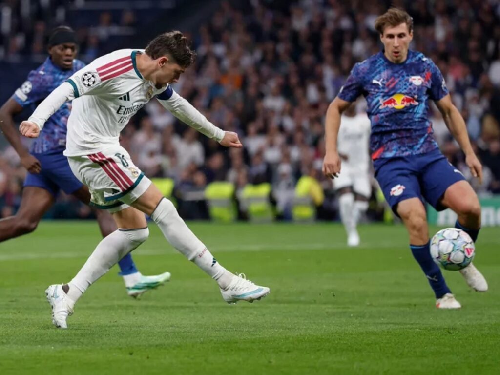 Federico Valverde impacta el esférico con potencia en el triunfo del Real Madrid ante Leipzig