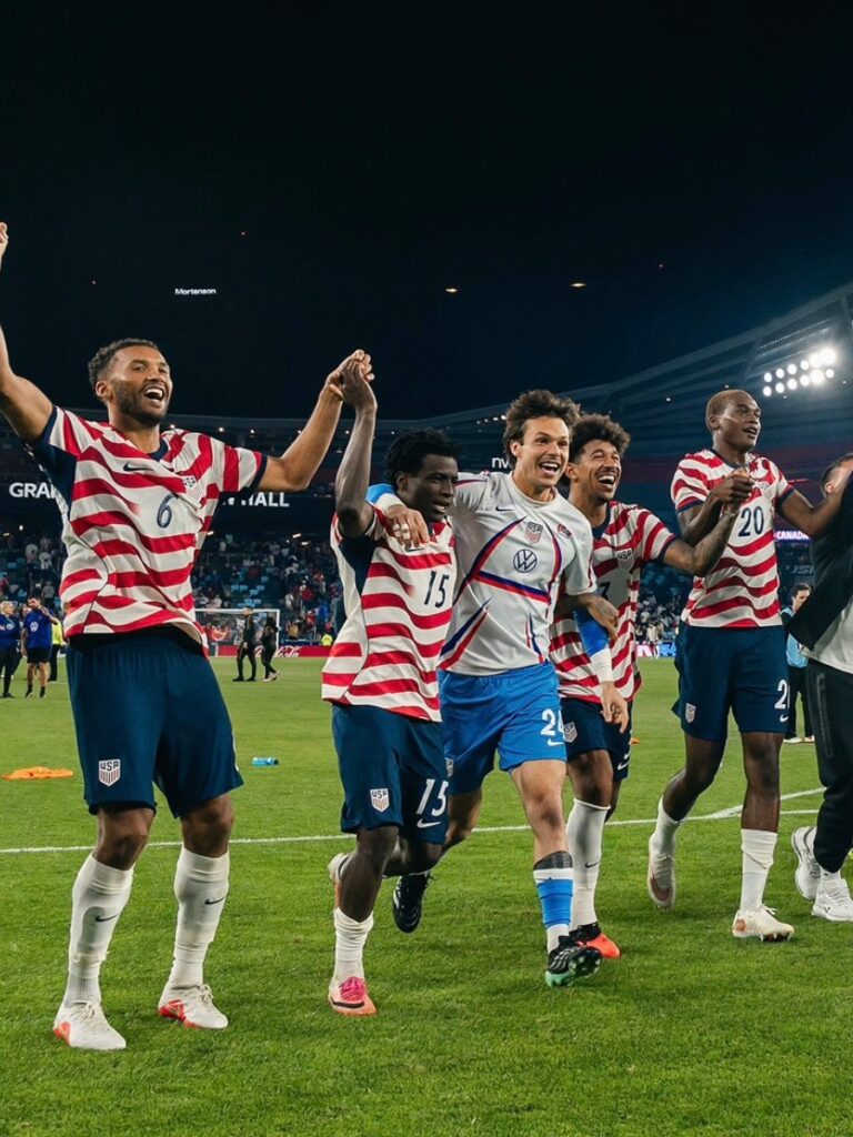 Jugadores celebran tomados de la mano frente a la tribuna tras sellar el triunfo de Estados Unidos